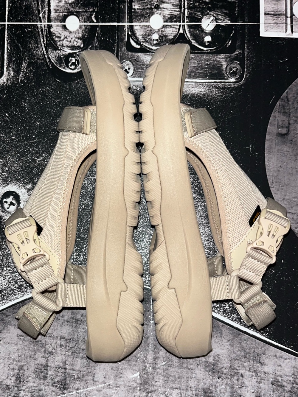 NEW Teva Hurricane XLT Ampsole Volt Sandal - Picture 12 of 14
